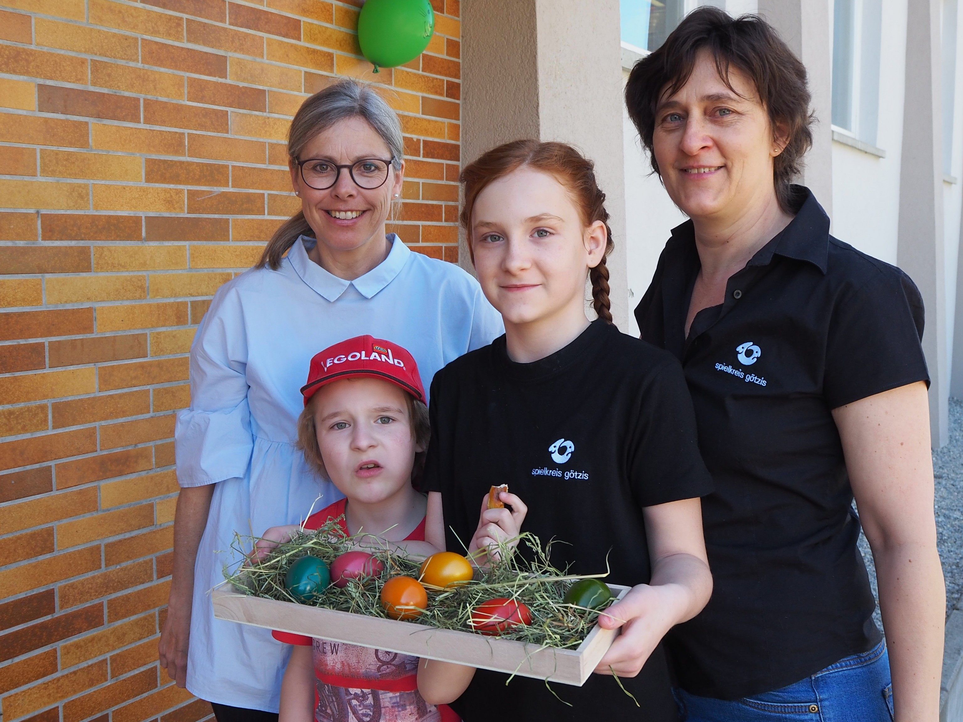 Marion, Karin, Simon und Anna mit Osternest. Marion, Karin, Simon und Anna mit Osternest.