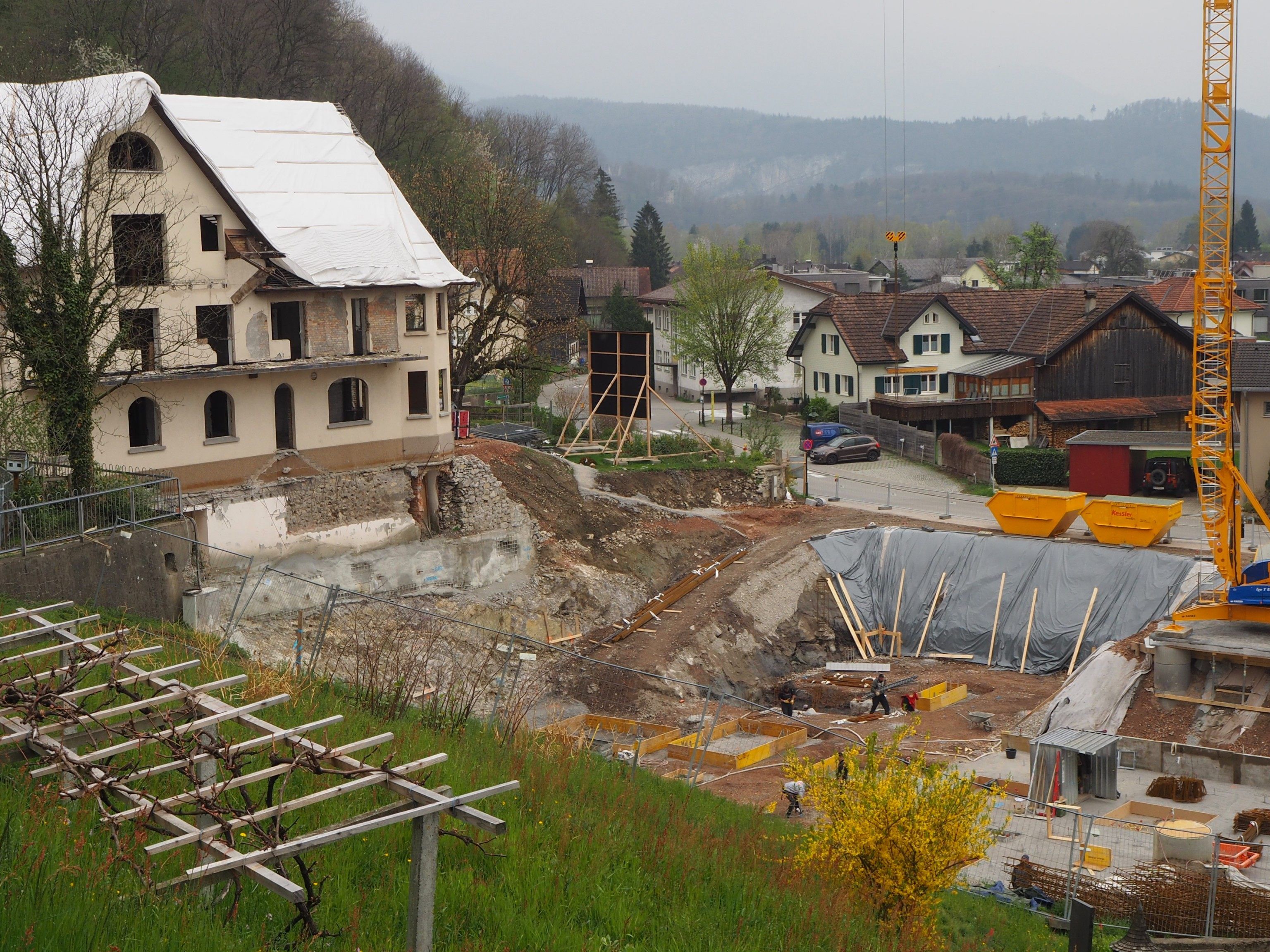 Seit Kurzem wird beim ehemaligen Gasthaus Adler gebaut. 23 Wohnungen werden errichtet.