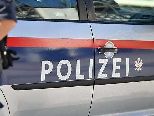 Kühltransporter verlor Tür - Pkw erlitt Totalschaden.