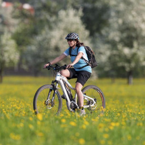 Immer mehr sind mit E-Bike oder E-Roller unterwegs – leider steigen mit dem Trend auch die Verletzungsrisiken.