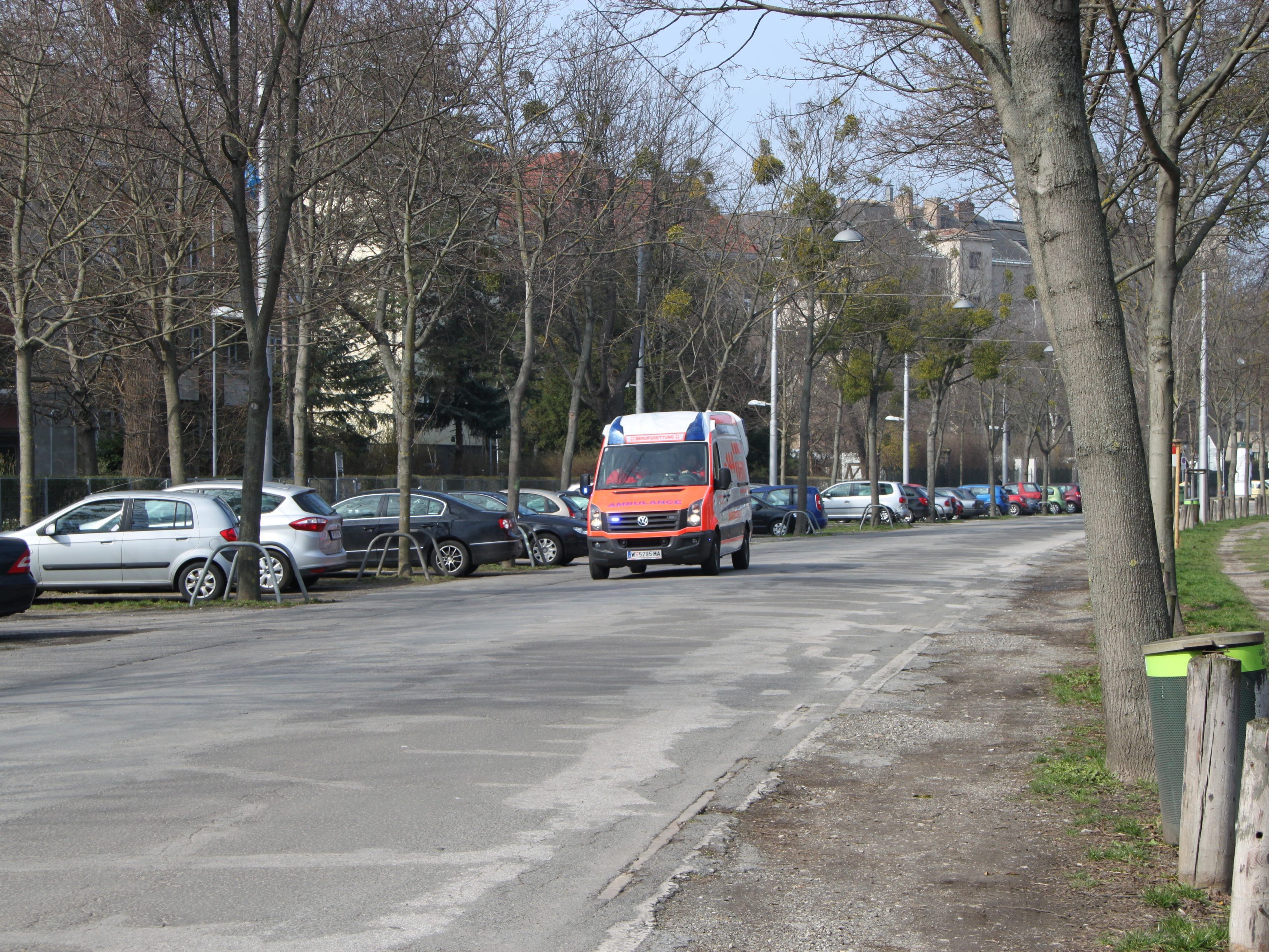 Die Frau wurde ins Krankenhaus gebracht.