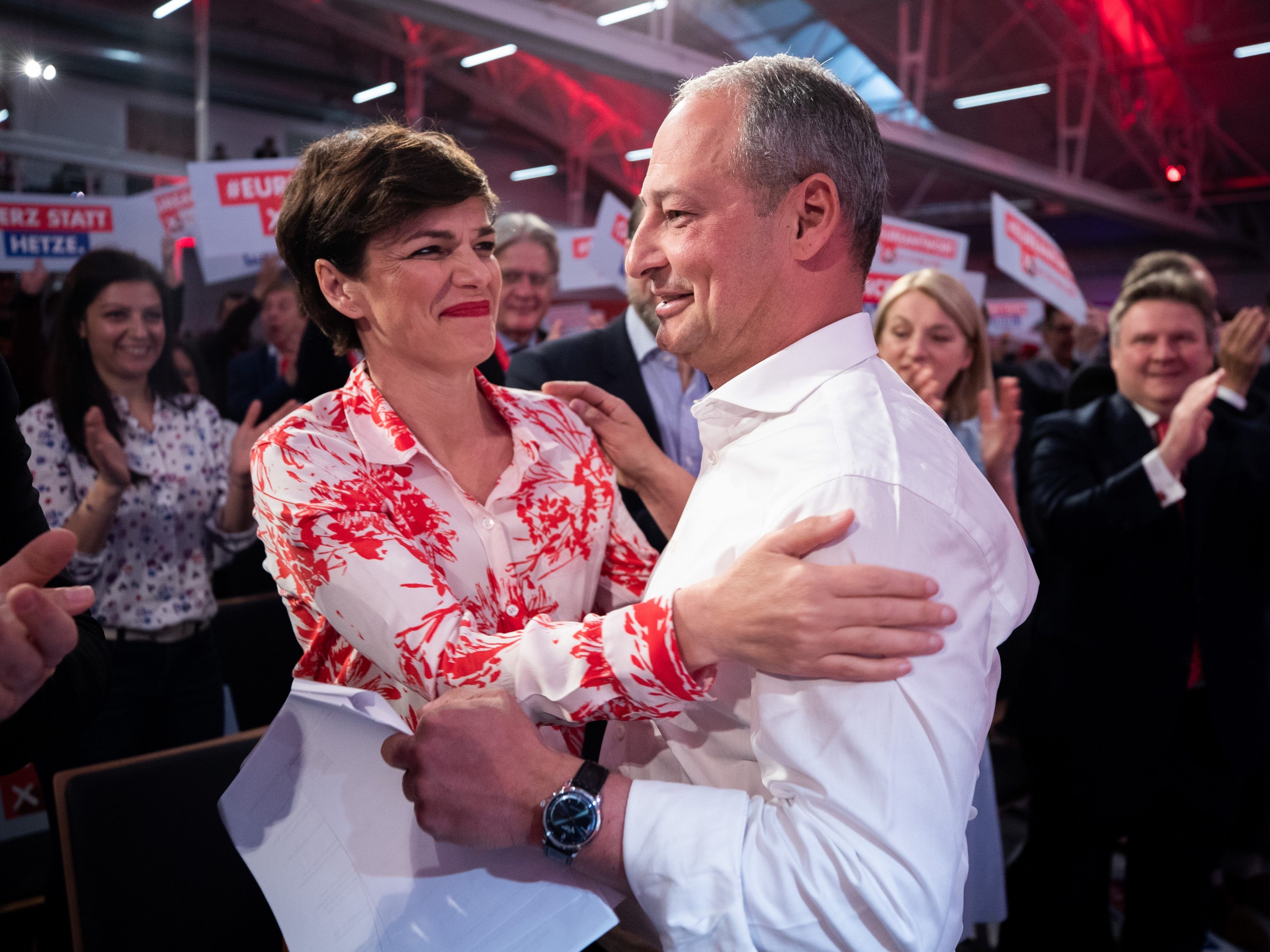 Mensch statt Konzern ist das Motto beim Wahlkampf-Auftakt.
