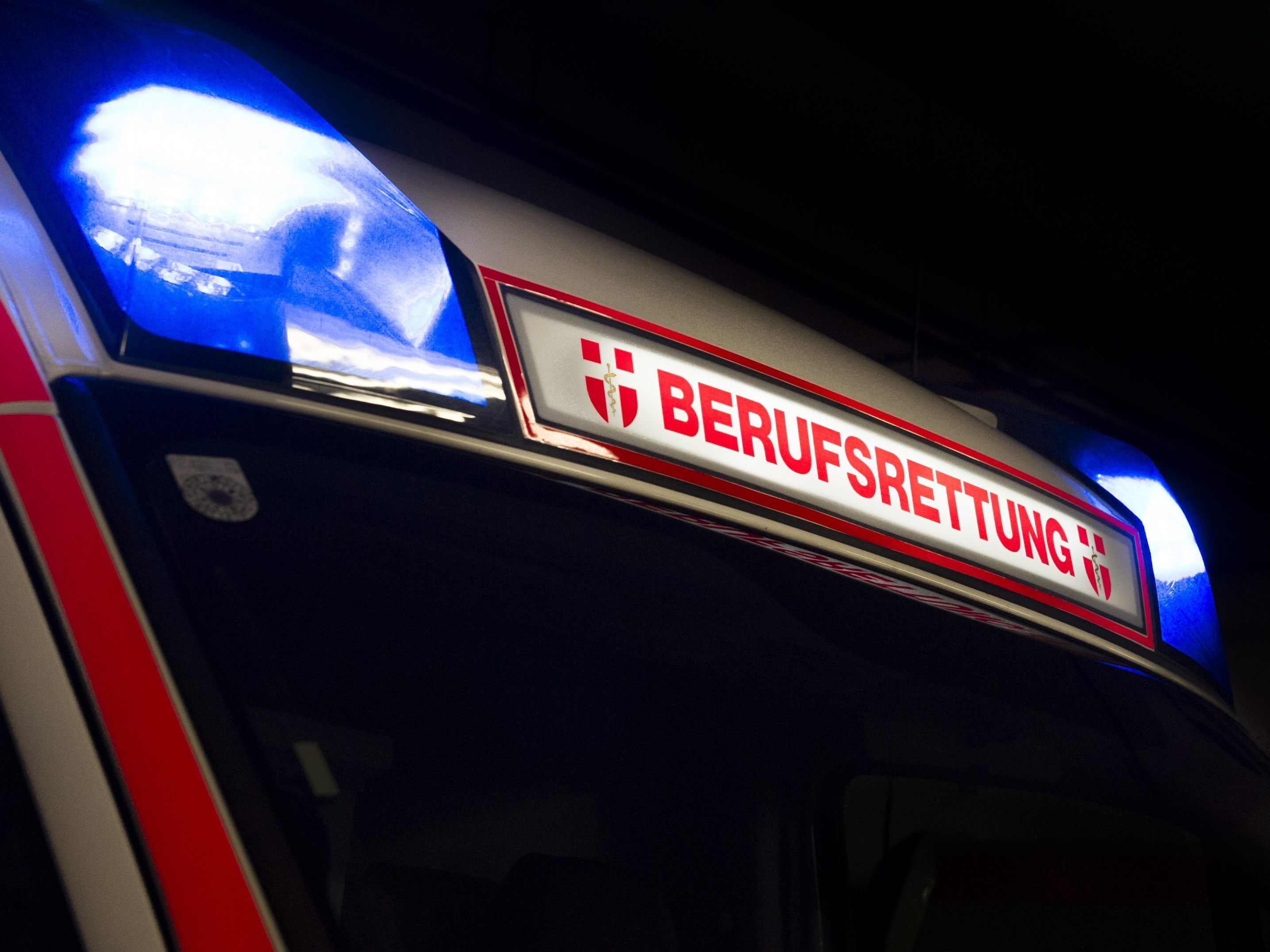 Der Fußgänger wurde schwer verletzt in ein Krankenhaus gebracht. Der Fußgänger wurde schwer verletzt in ein Krankenhaus gebracht.