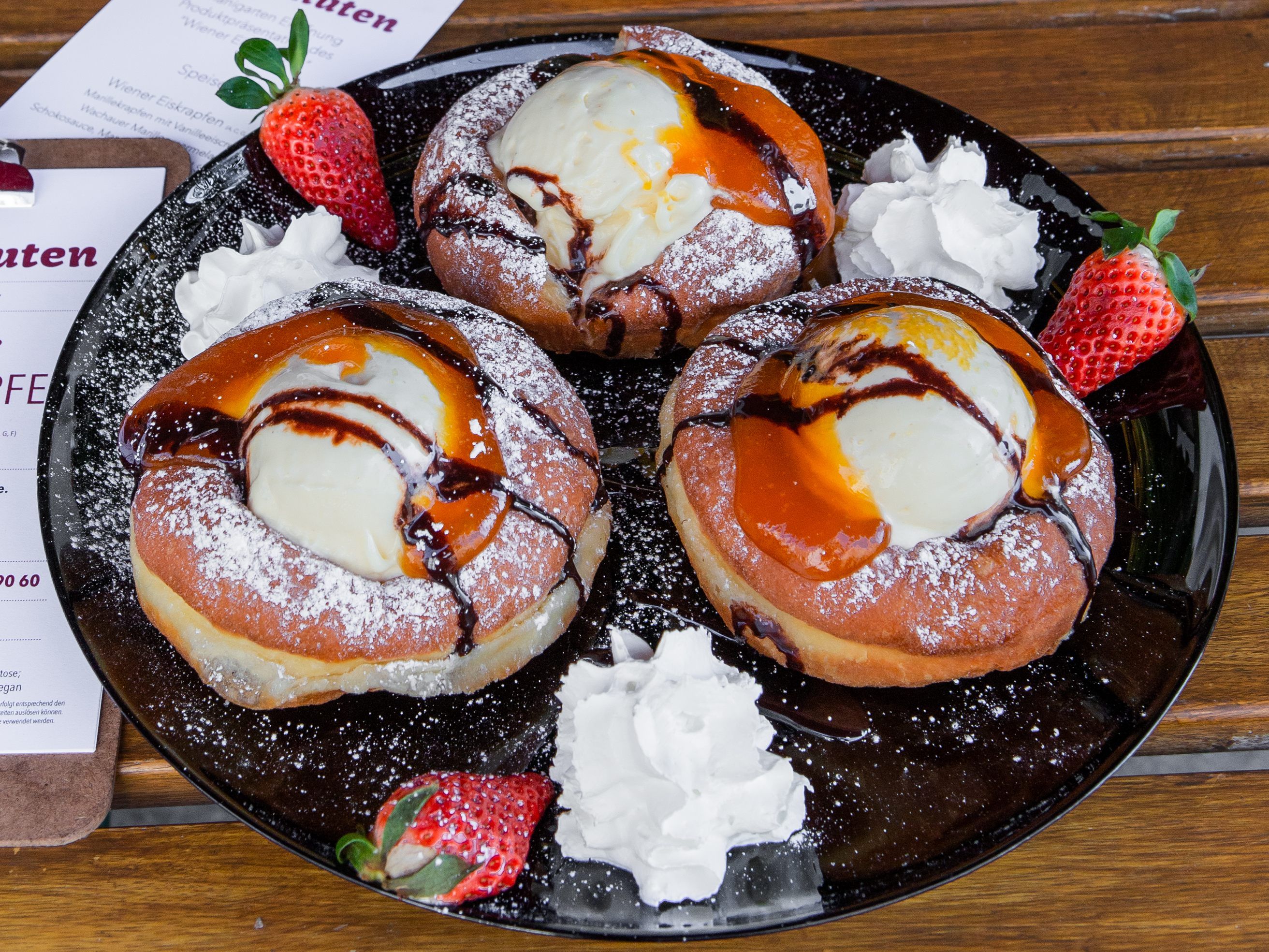 Im "15 süße Minuten" Café & Bistro kann man jetzt auch Wiener Eiskrapfen essen. Im "15 süße Minuten" Café & Bistro kann man jetzt auch Wiener Eiskrapfen essen.