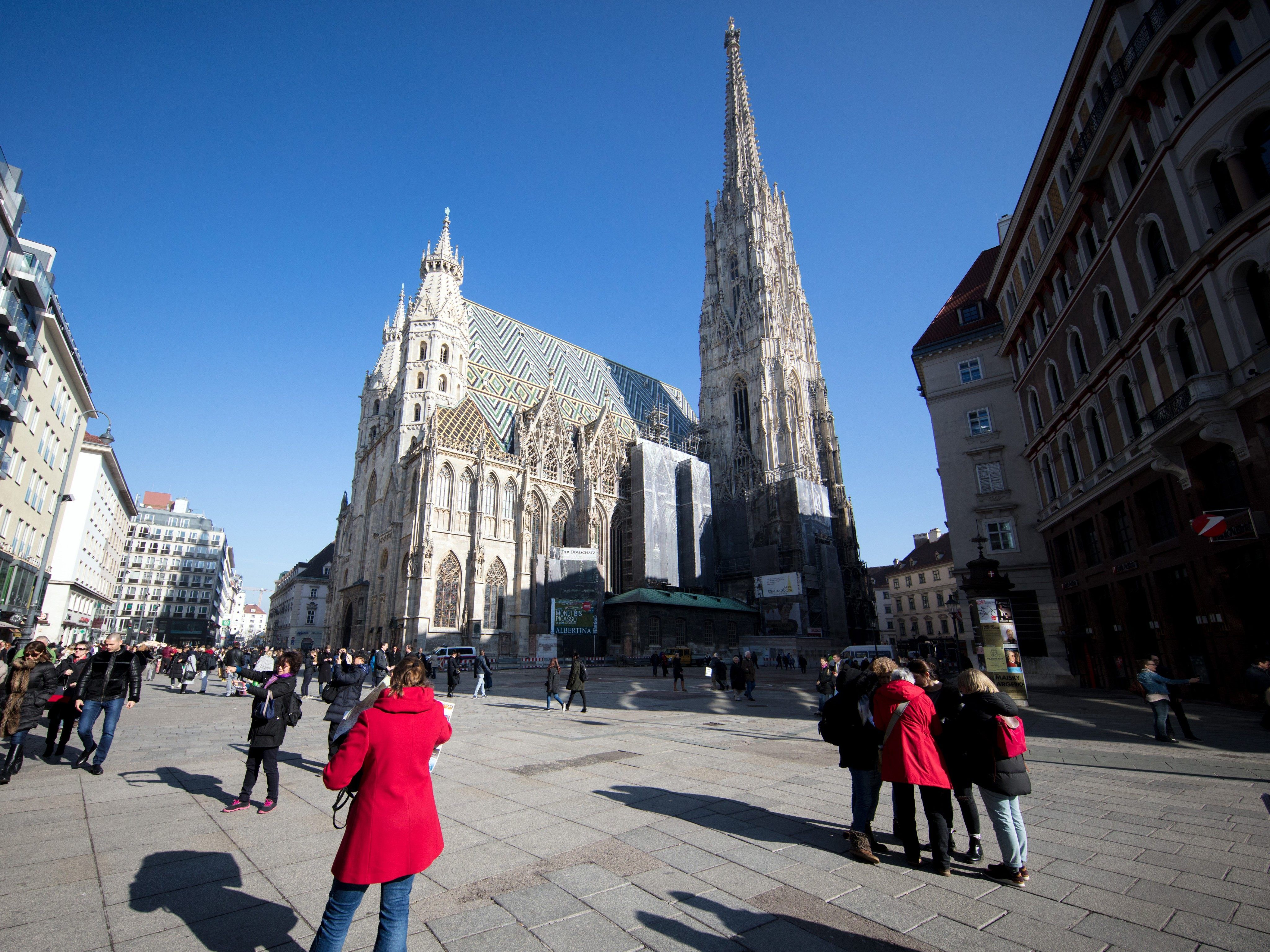 Der Stephansdom blieb in den Kriegsjahren beinahe unbeschädigt. Der Stephansdom blieb in den Kriegsjahren beinahe unbeschädigt.