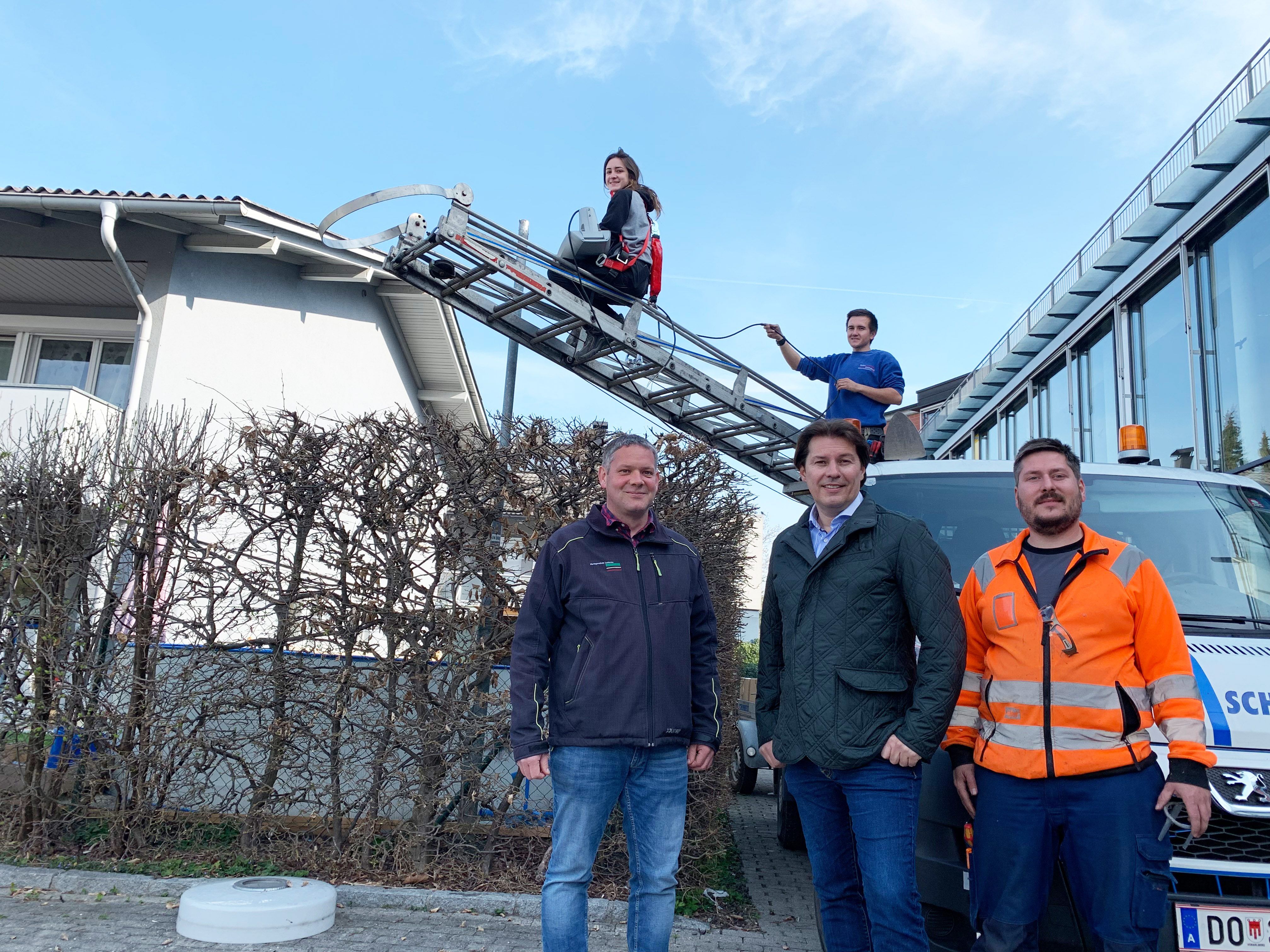 Peter Buschta von der Abteilung Tiefbau und GR Martin Fitz (v.l.n.r.) machten sich ein Bild von den der Umrüstung in der Hasenfeldstraße. Bei der Arbeit: Marcel Stenzel vom Bauhof (u.r.) und Jana Weidacher sowie Andreas Schönbeck von der Firma Schönbeck auf der Leiter. Peter Buschta von der Abteilung Tiefbau und GR Martin Fitz (v.l.n.r.) machten sich ein Bild von den der Umrüstung in der Hasenfeldstraße. Bei der Arbeit: Marcel Stenzel vom Bauhof (u.r.) und Jana Weidacher sowie Andreas Schönbeck von der Firma Schönbeck auf der Leiter.