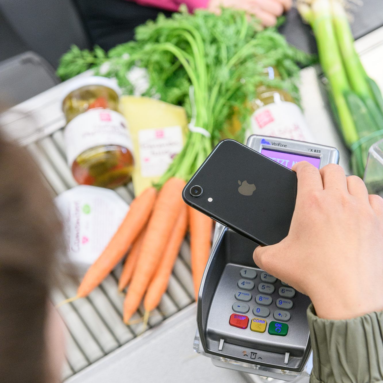 Kein Problem bei Sutterlüty - Karotten mit dem Apple-Handy bezahlen