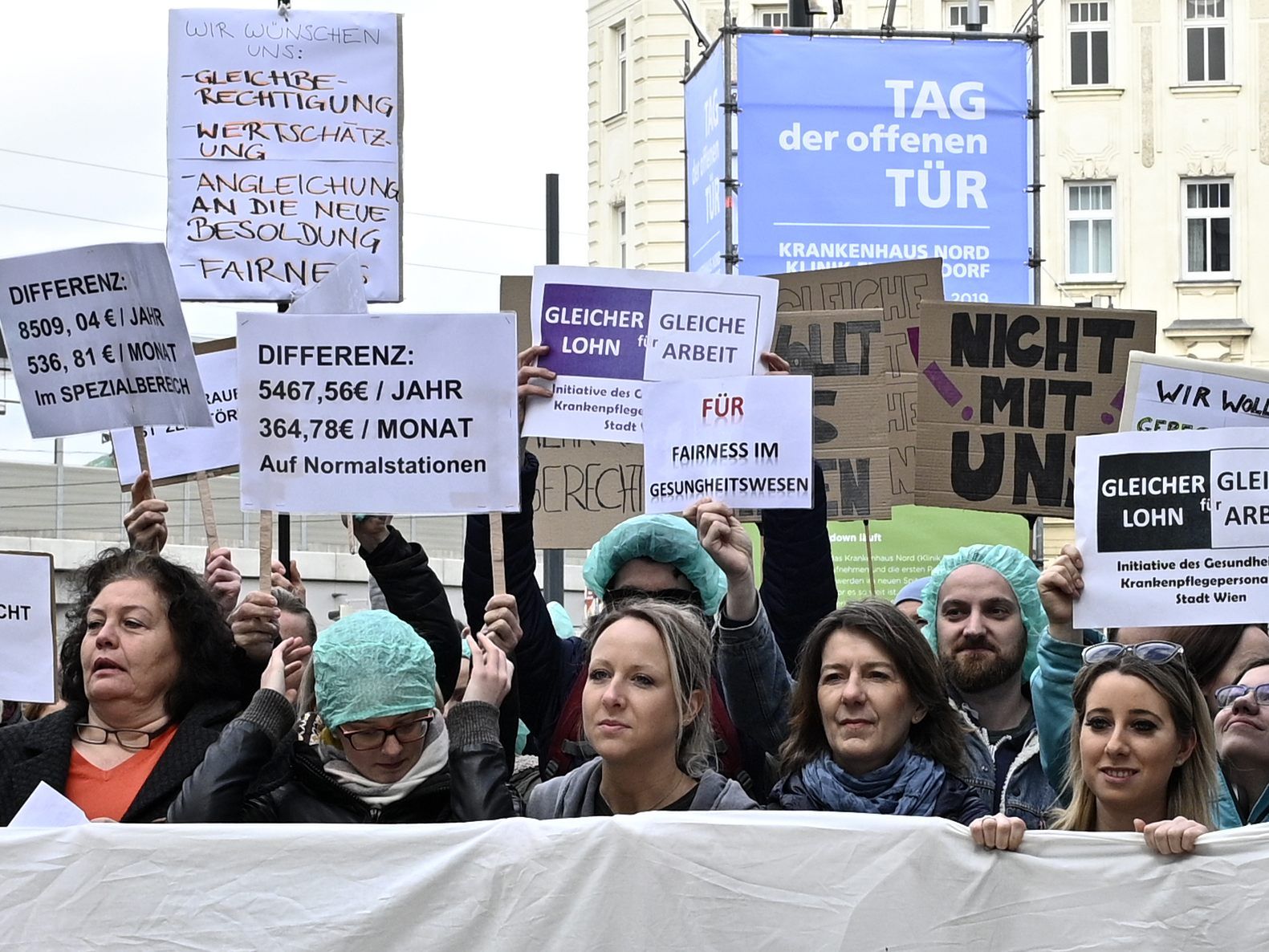 Beim Tag der offenen Tür waren auch zahlreiche Demonstranten vor Ort.
