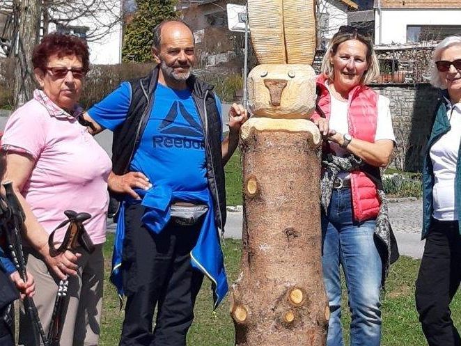 Wandergruppe von perpedales am Dorfplatz in Lingenau