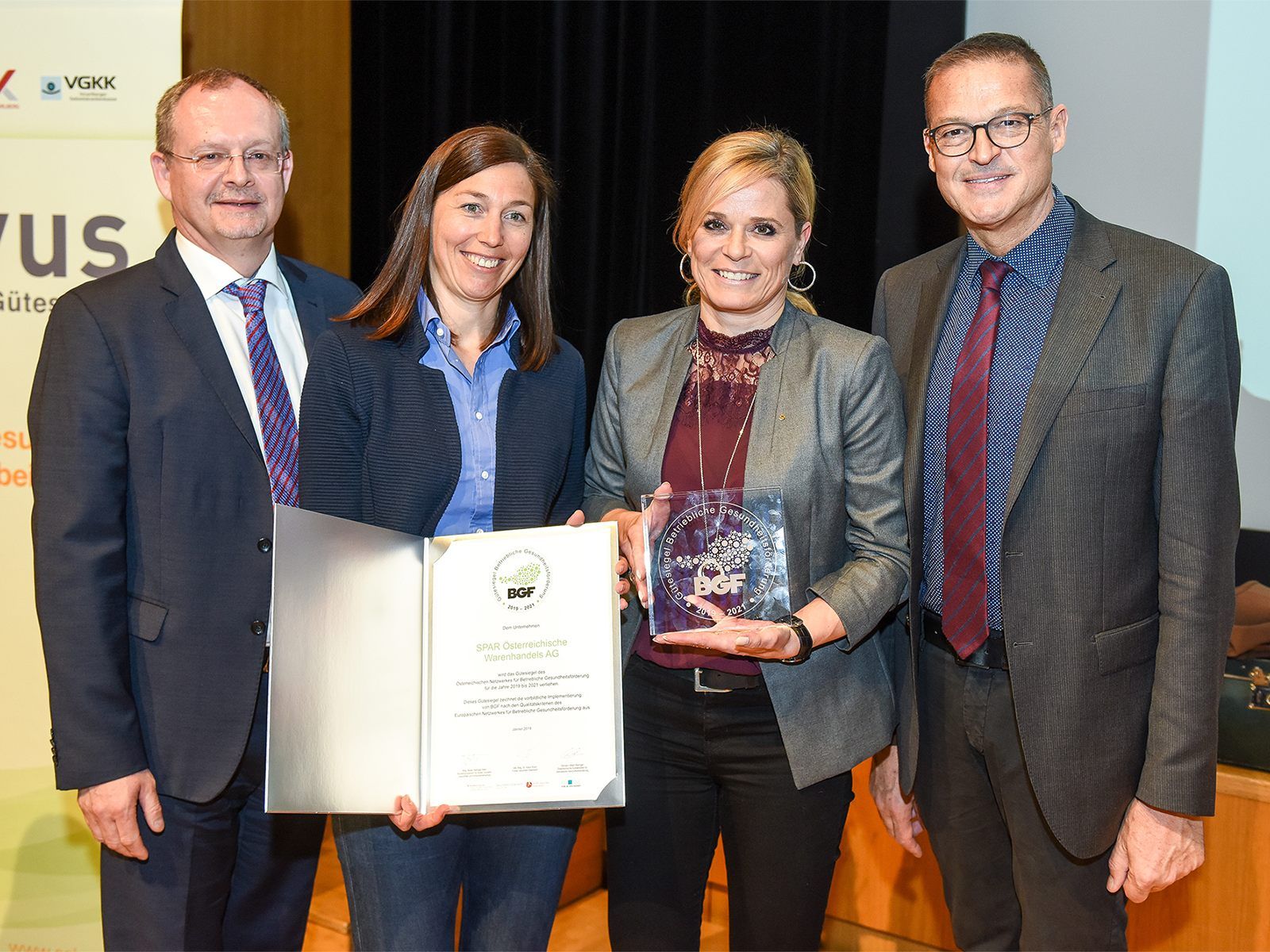 Dr. Klaus Ropin, Fonds Gesundes Österreich (l.) und Gesundheitslandesrat Dr. Christian Bernhard (r.) überreichten das Gütesiegel Betriebliche Gesundheitsförderung an Mag. Martina Hagen, Personalleiterin SPAR (2.vl) und Betriebsratsvorsitzende Beatrix Schneider. (© Udo Mittelberger