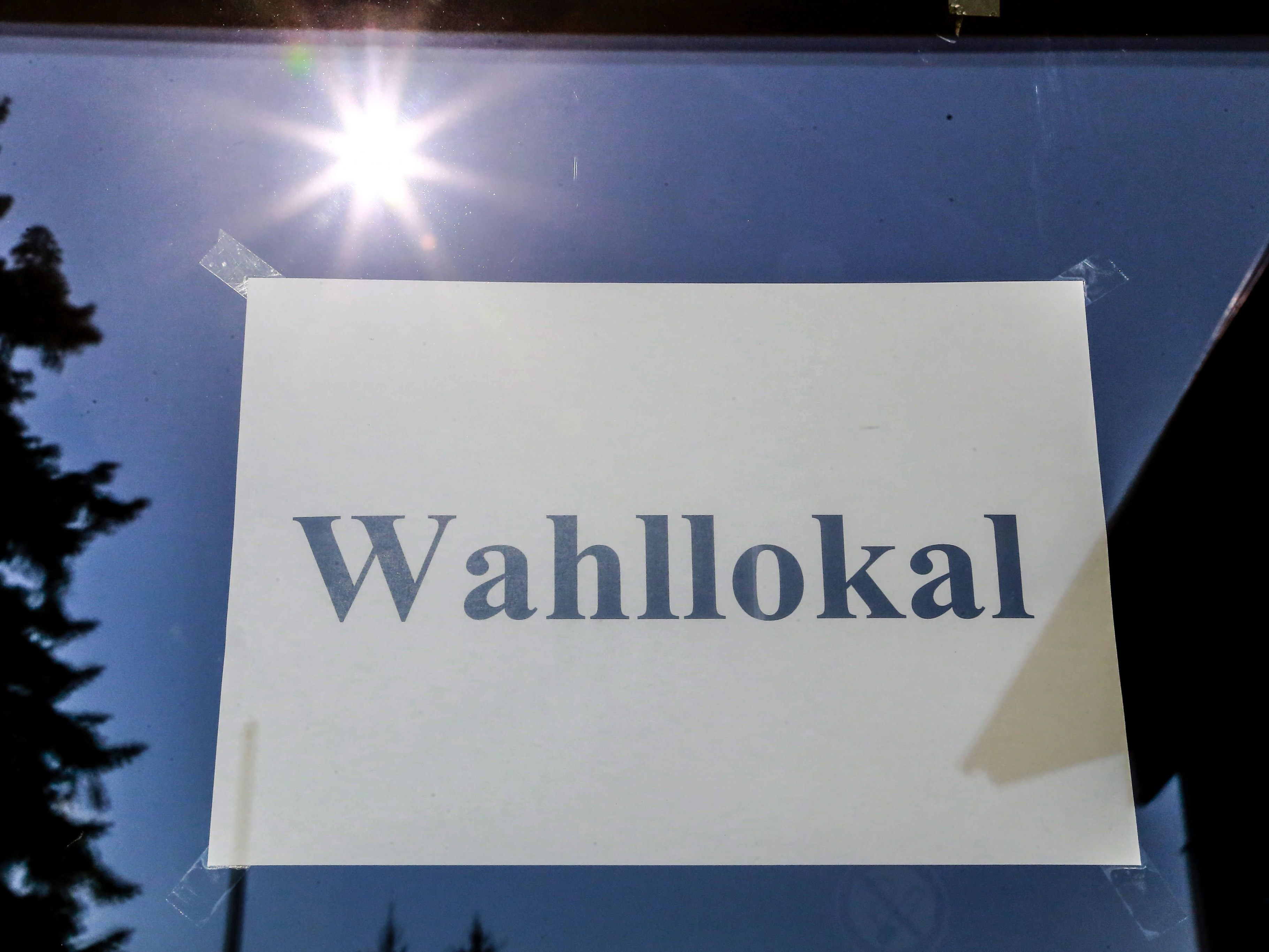 In Österreich darf kein Wahllokal länger als bis 17 Uhr geöffnet haben.