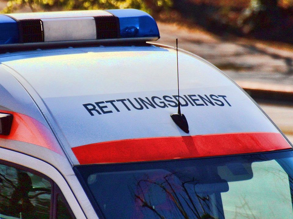 Der Mann wurde mit lebensgefährlichen Verletzungen ins Krankenhaus gebracht. Der Mann wurde mit lebensgefährlichen Verletzungen ins Krankenhaus gebracht.