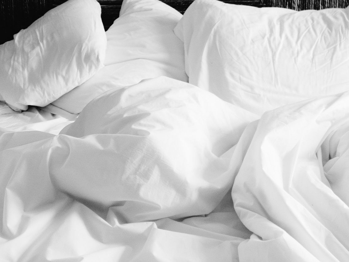 Der aggressive Mann wollte sich im Bett vor der Polizei verstecken. Der aggressive Mann wollte sich im Bett vor der Polizei verstecken.