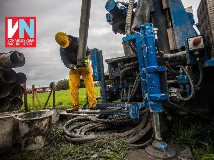Hektische Betriebsamkeit im Schweizer Ried bei Lustenau. Es wurden intensive Bohrungsarbeiten vorgenommen.