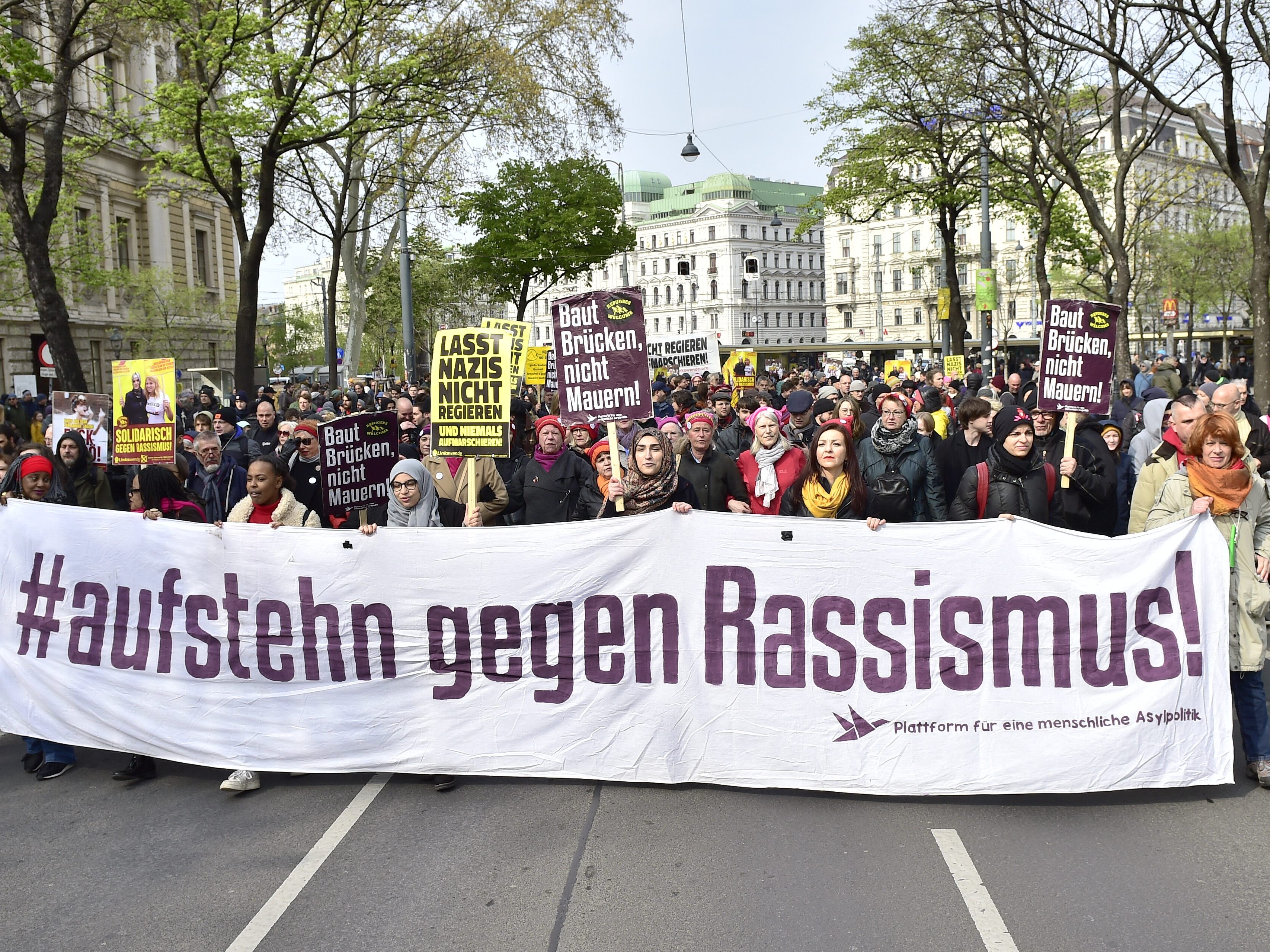 Etwa 2.000 demonstrierten gegen 300 Identitäre in Wien. Etwa 2.000 demonstrierten gegen 300 Identitäre in Wien.
