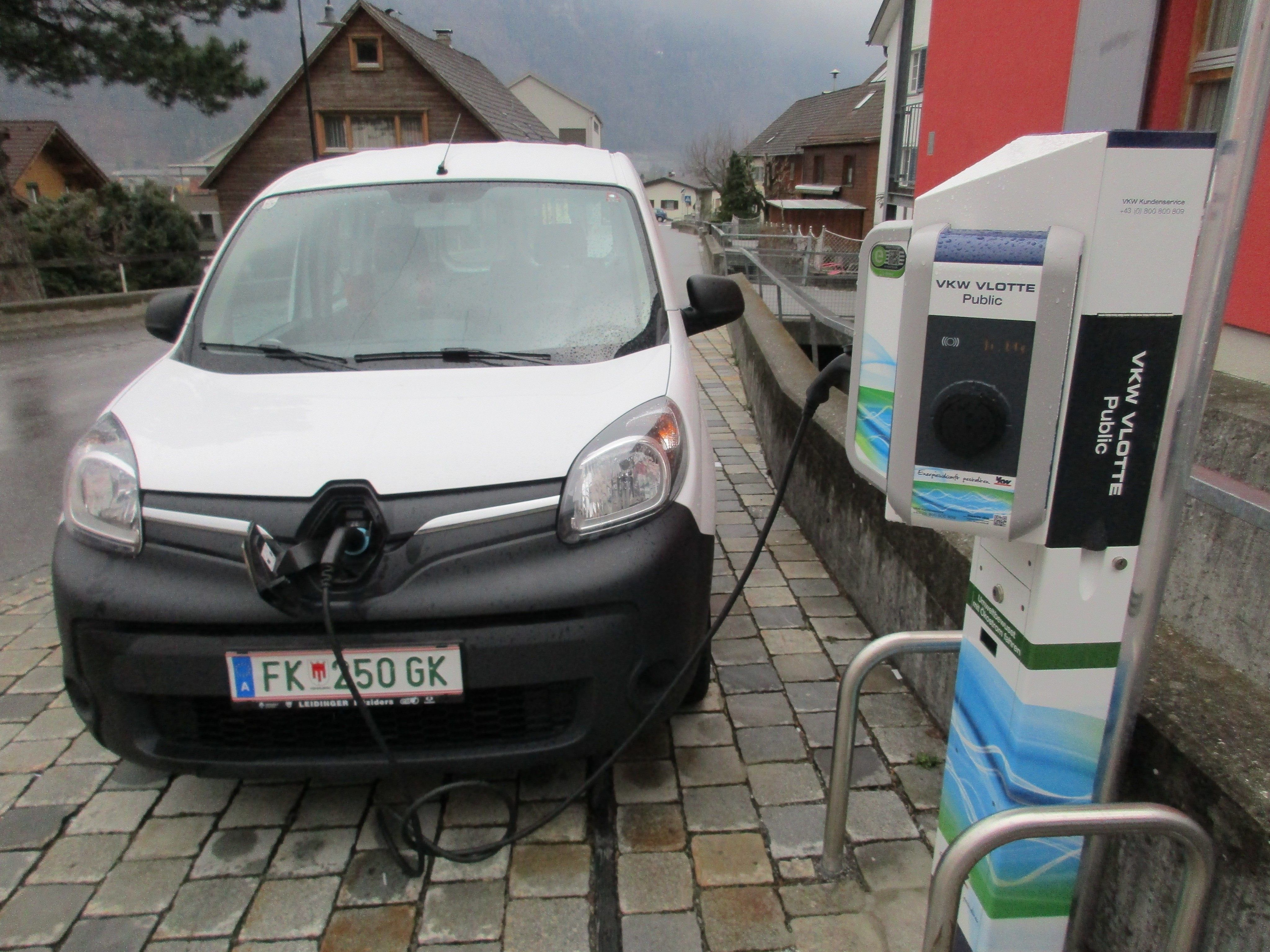 Umweltbewusst mit Ökostrom fahren - 2 VLOTTE Schnellladestationen befinden sich neben dem Gemeindehaus