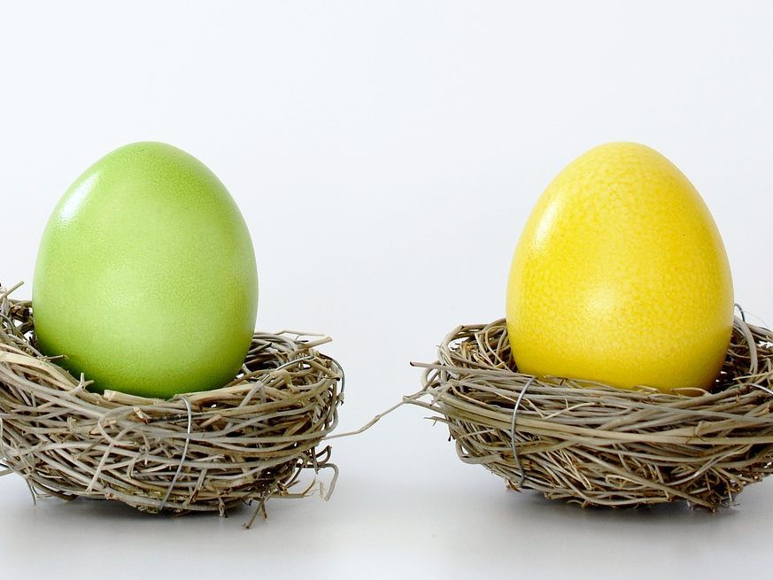 Wer noch Eierfärben muss, ist mit Rasierschaum gut und schnell unterwegs.