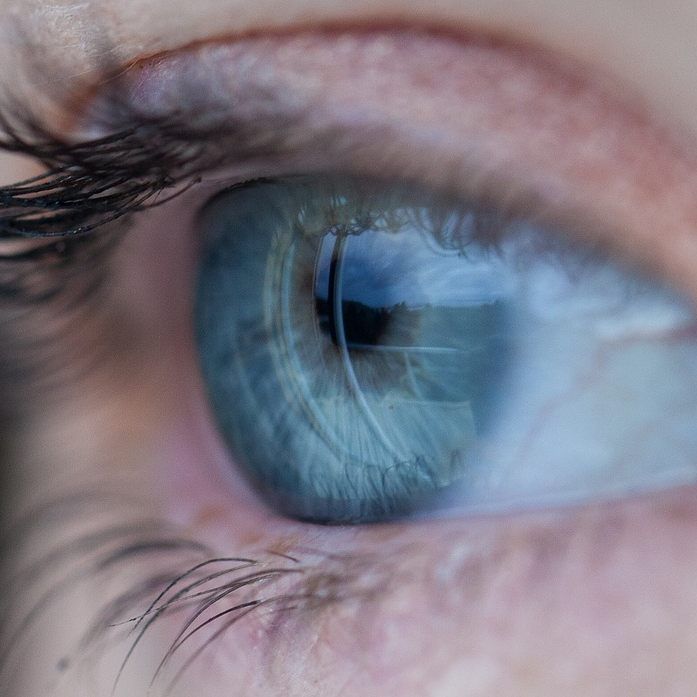 Eine Infektion kann für Kontaktlinsenträger gefährlich werden.