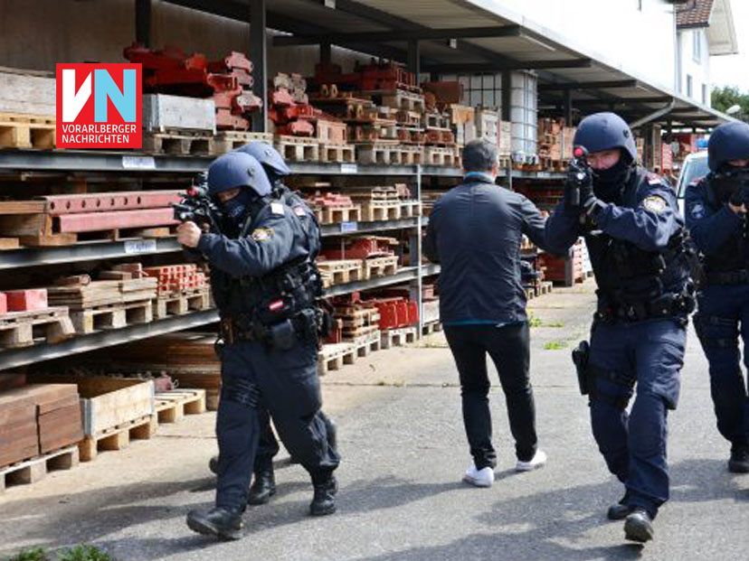 Marko Markovic dreht den Einsatz der Polizisten, die das Gebäude stürmen und ein paar Verbrecher festnehmen werden.