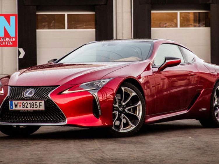 Lang, flach, breit: Das ebenso luxuriös wie sportiv ausgerichtete Lexus-Coupé zelebriert den spektakulären Auftritt in jeder Hinsicht.