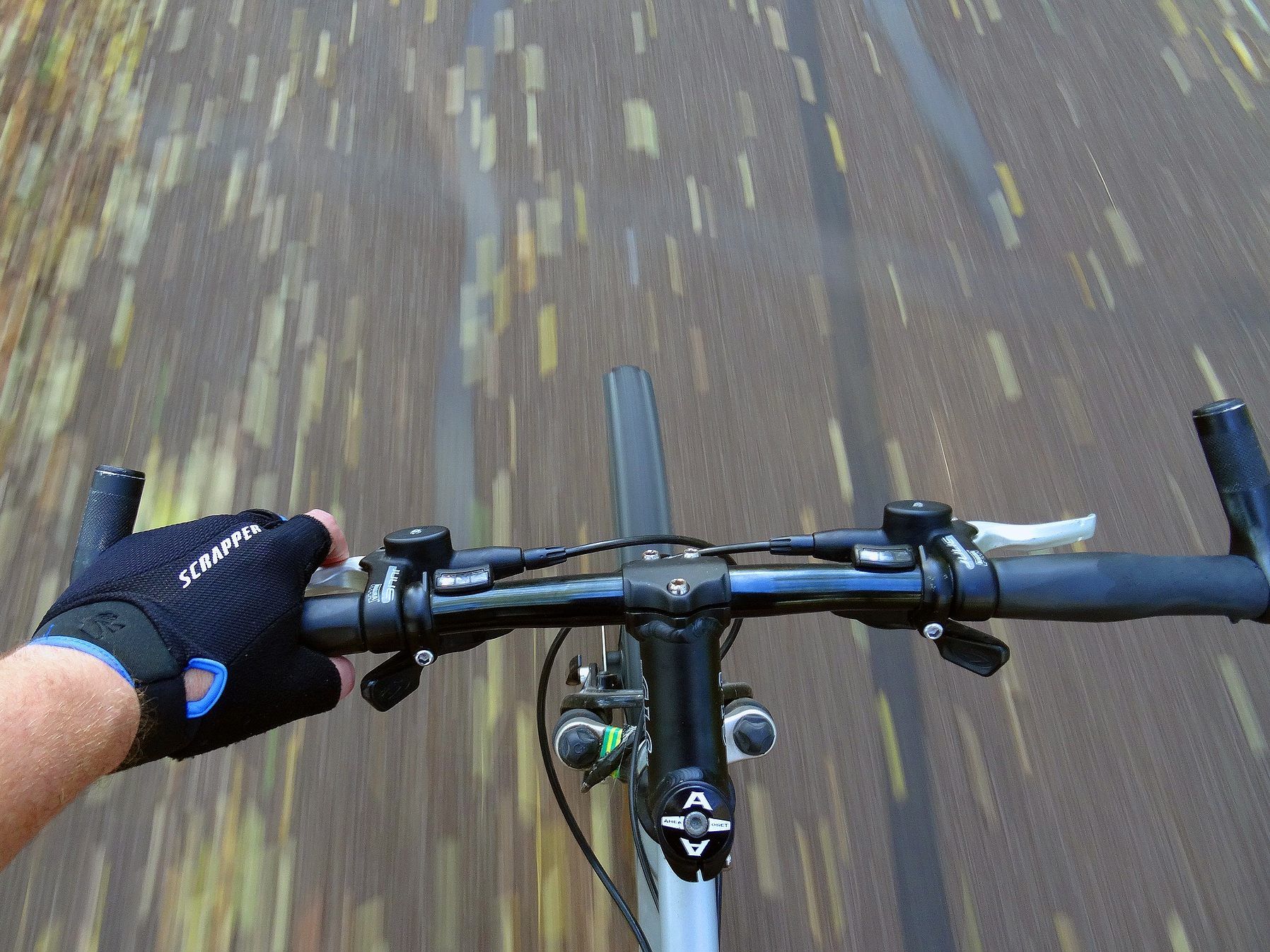 Das schöne Wetter zieht viele Fahrradfahrer nach draußen.