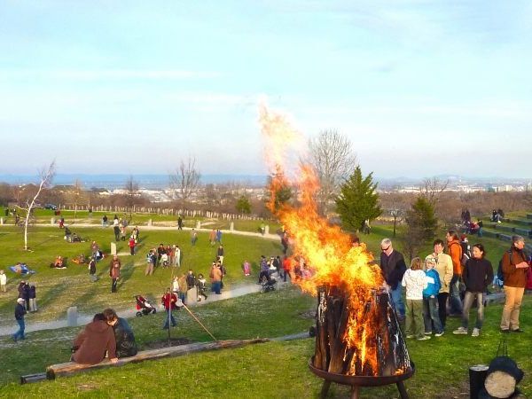 Am Osterwochenende gibt es Am Himmel wieder ein Osterfeuer. Am Osterwochenende gibt es Am Himmel wieder ein Osterfeuer.