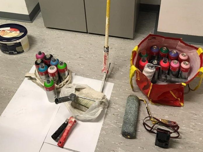 Die drei Sprayer wurden von einem Zeugen in Wien-Simmering ertappt. Die drei Sprayer wurden von einem Zeugen in Wien-Simmering ertappt.