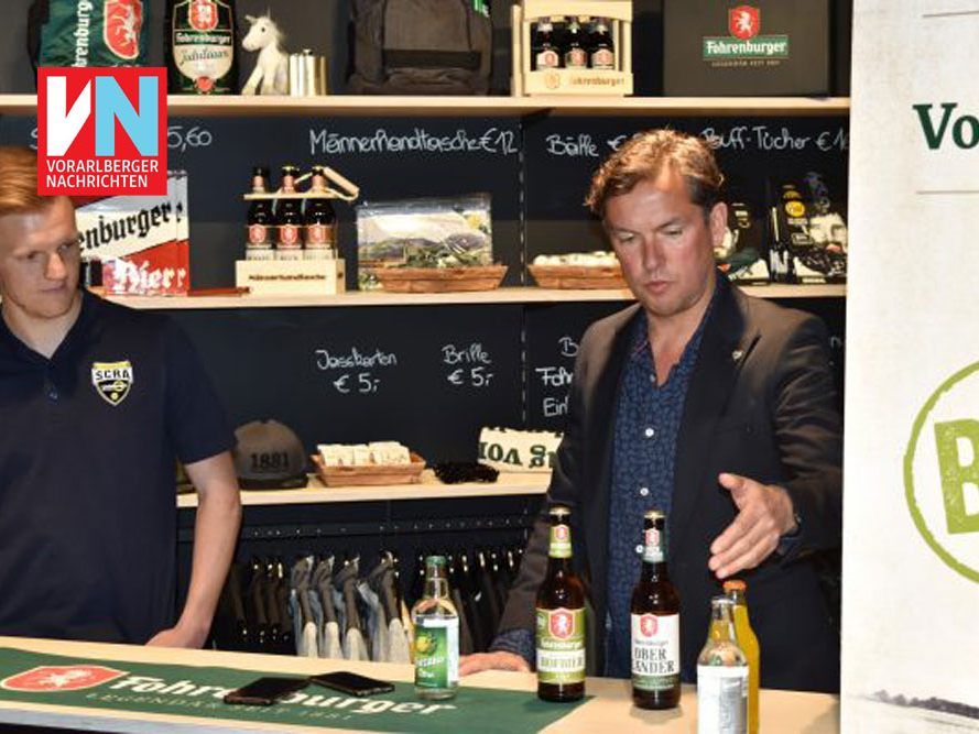 Altach-Trainer Alex Pastoor (im Bild rechts mit Spieler Christian Gebauer) beim Versuch, seine taktischen Überlegungen und Anforderdungen an die Spieler anschaulich darzustellen.