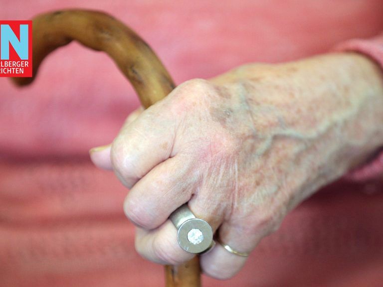 Ob zu Hause oder im Pflegeheim: Der finanzielle Aufwand für die sorgsame und adäquate Pflege ist oft eine drückende Last für den Betreuten. Bund und Land unterstützen.