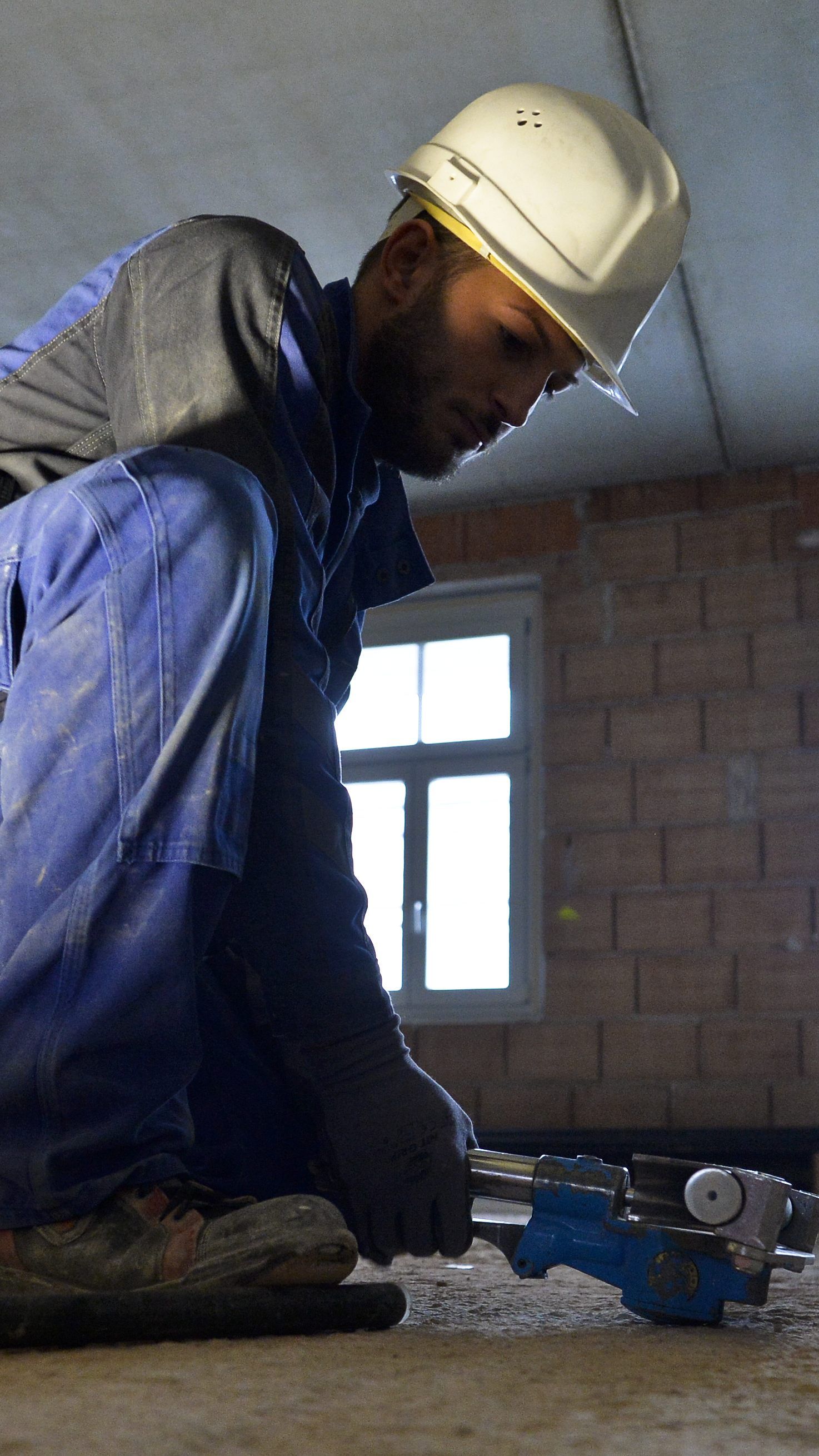 Die Baubranche zieht kräftig an und sucht Männer für Baustellen.