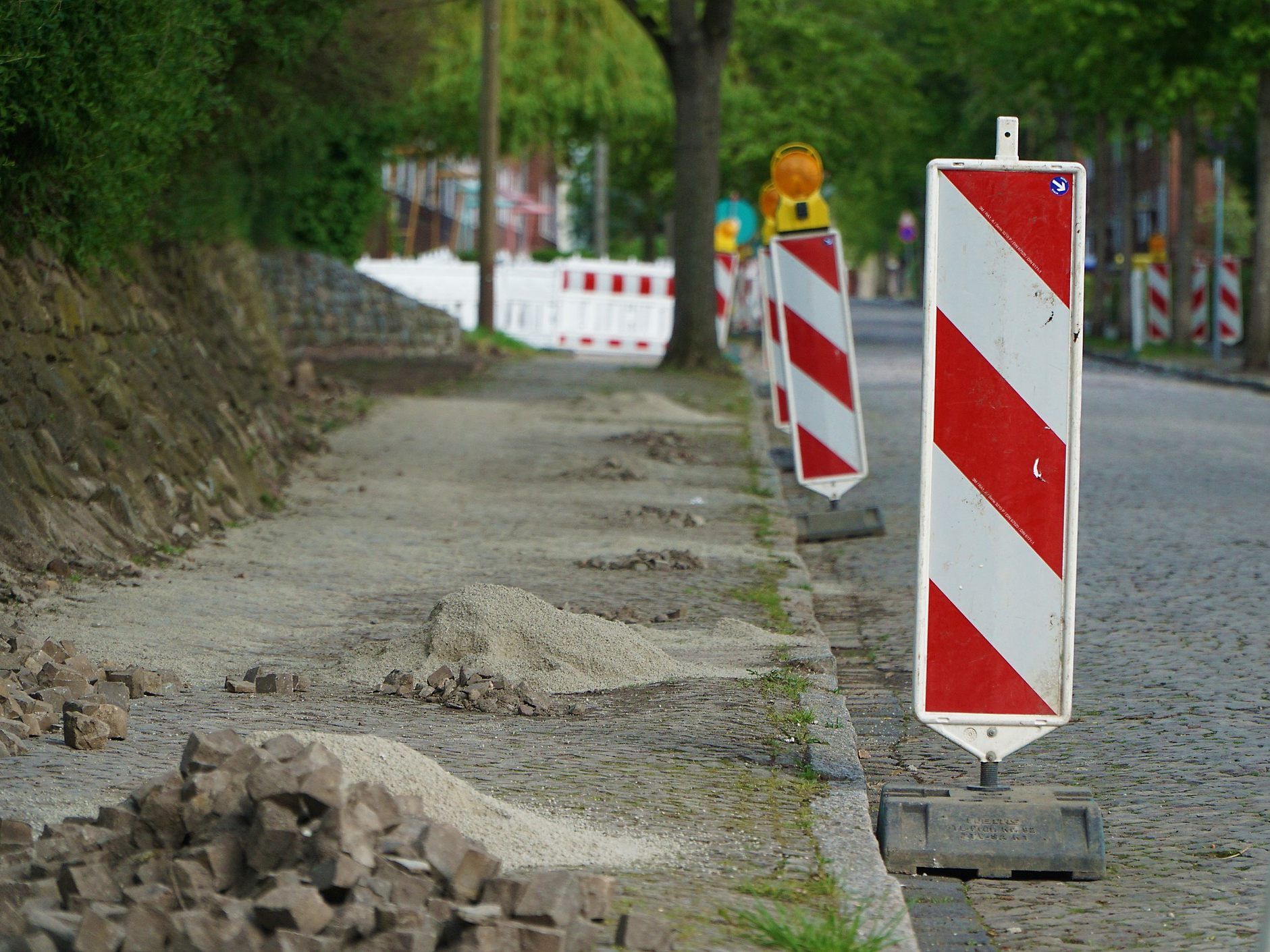 Instandsetzungsarbeiten am Gehsteig werden durchgeführt.