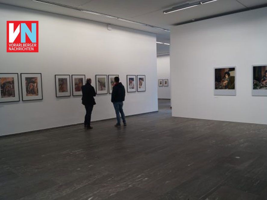 Die israelische Künstlerin Orly Zailer greift in ihren Arbeiten alte Fotos auf und rekonstruiert vergangene Momentaufnahmen.