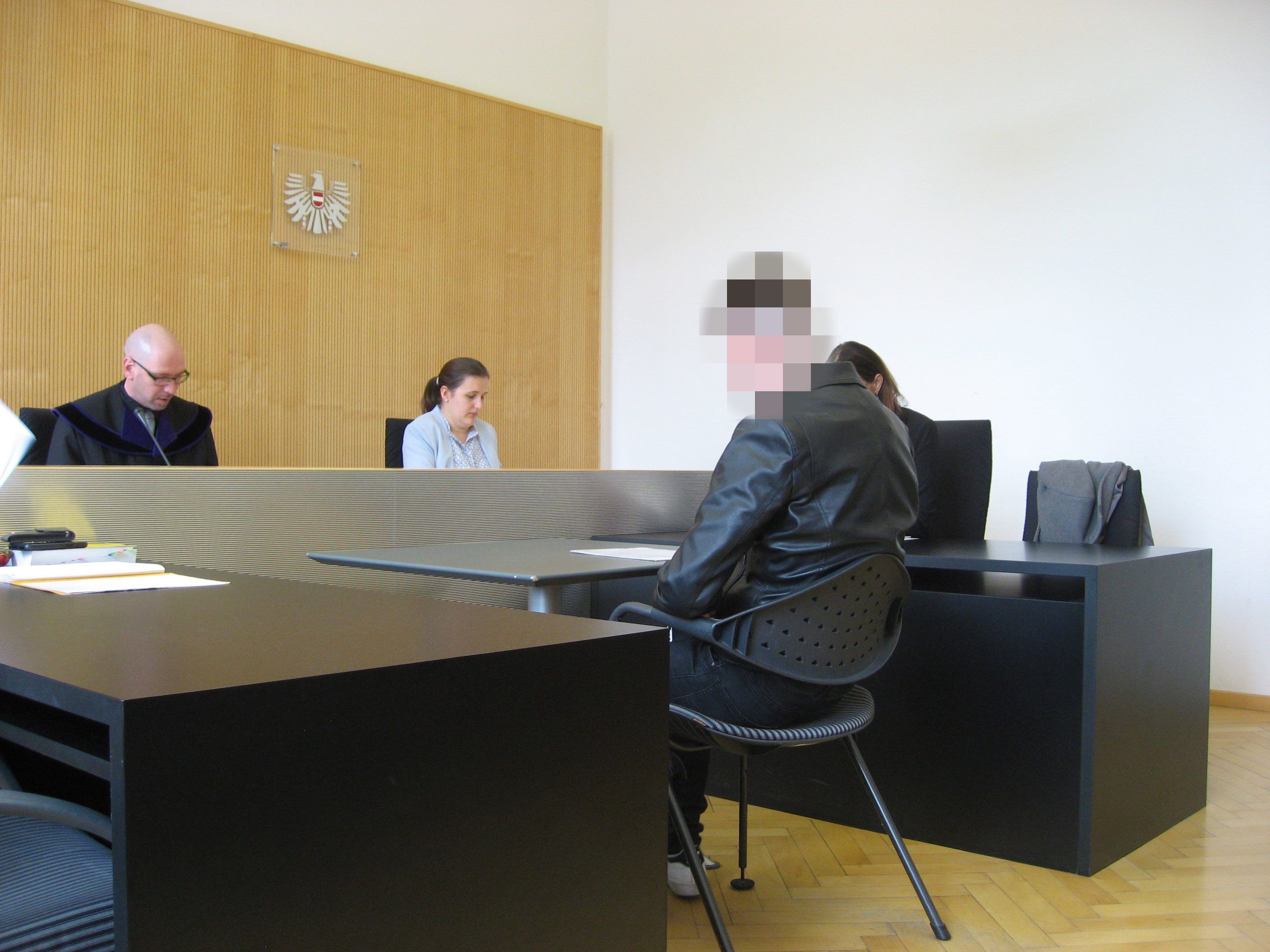 Der junge Mann wurde zu einer Geldstrafe in Höhe von 150 Euro verurteilt. Der junge Mann wurde zu einer Geldstrafe in Höhe von 150 Euro verurteilt.
