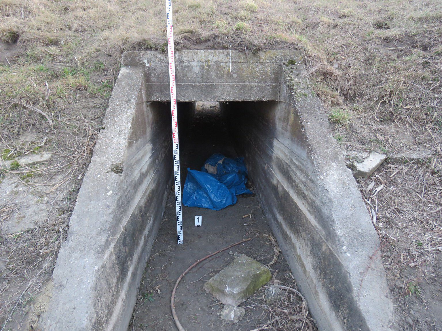 In diesem Kanal wurde die Leiche entdeckt. In diesem Kanal wurde die Leiche entdeckt.