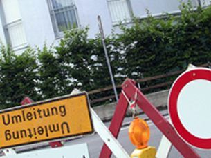 Wegen eines Sondertransports sind die L 52 und de L 55 vorübergehend gesperrt. Wegen eines Sondertransports sind die L 52 und de L 55 vorübergehend gesperrt.