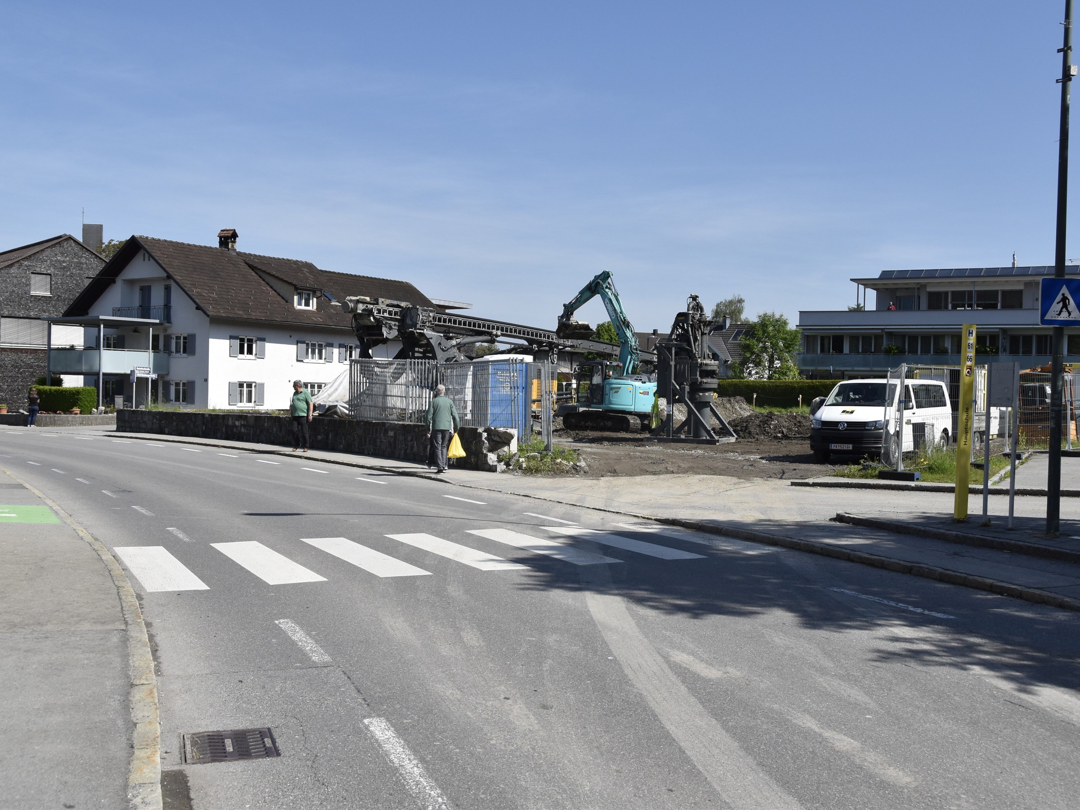 In der Hadeldorfstraße wird gebaut und deshalb kommt es immer wieder zu halbseitigen Straßensperren.