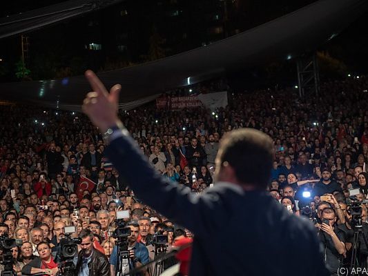 Imamoglu bei einer Protestveranstaltung vor seinen Anhängern