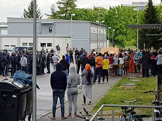 Großeinsatz der Polizei in Asylbewerberheim Großeinsatz der Polizei in Asylbewerberheim