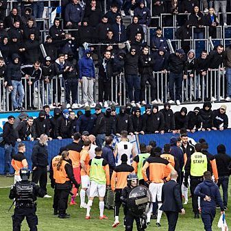 Hooligans zwangen die Spieler zur Herausgabe ihrer Dressen.