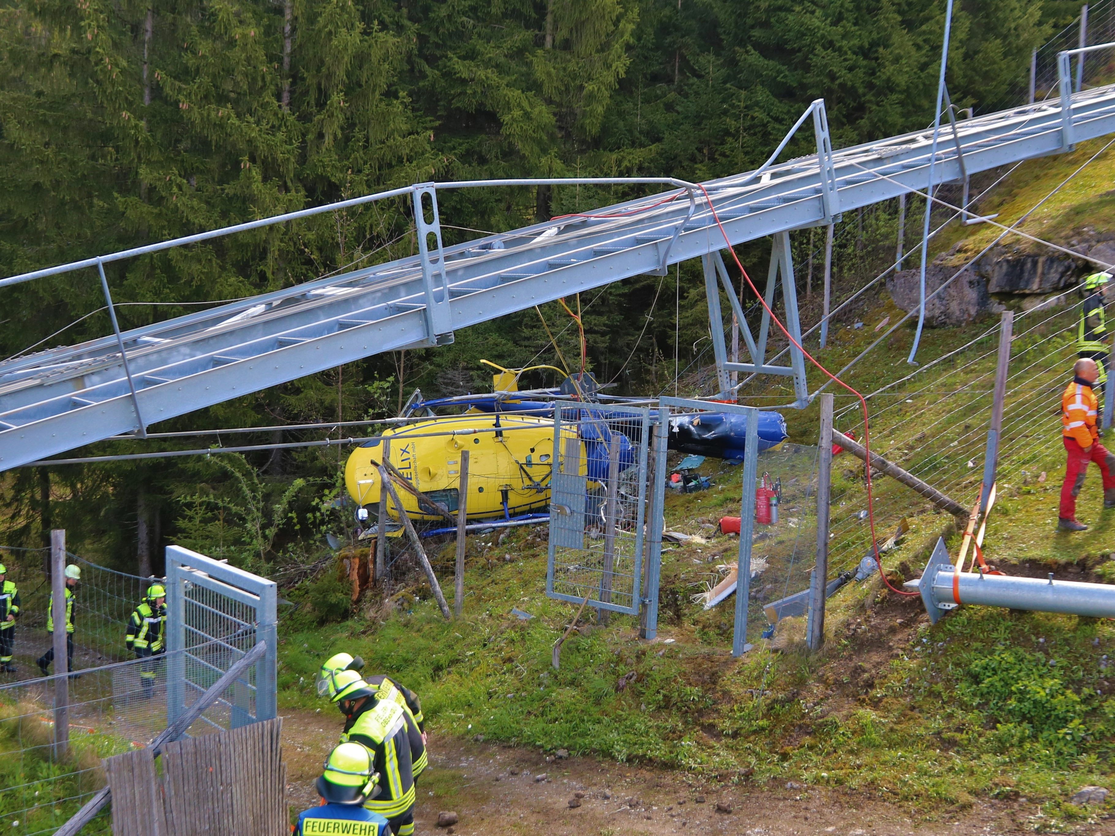 Der Hubschrauber stürzte bei Arbeiten an der Skisprungschanze ab.