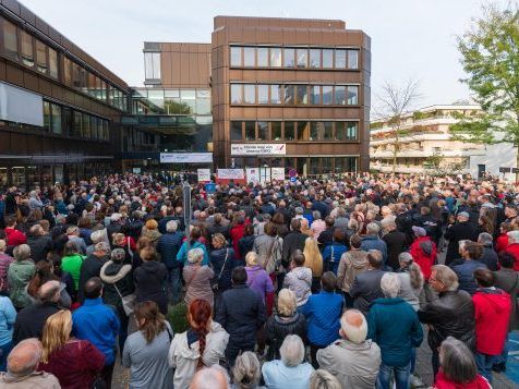 Hunderte Bürger demonstrierten im Herbst gegen das Ende der VGKK.