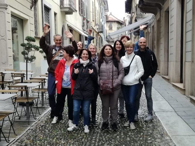 Gruppenfoto beim Markt in Cannobio, Italien Gruppenfoto beim Markt in Cannobio, Italien