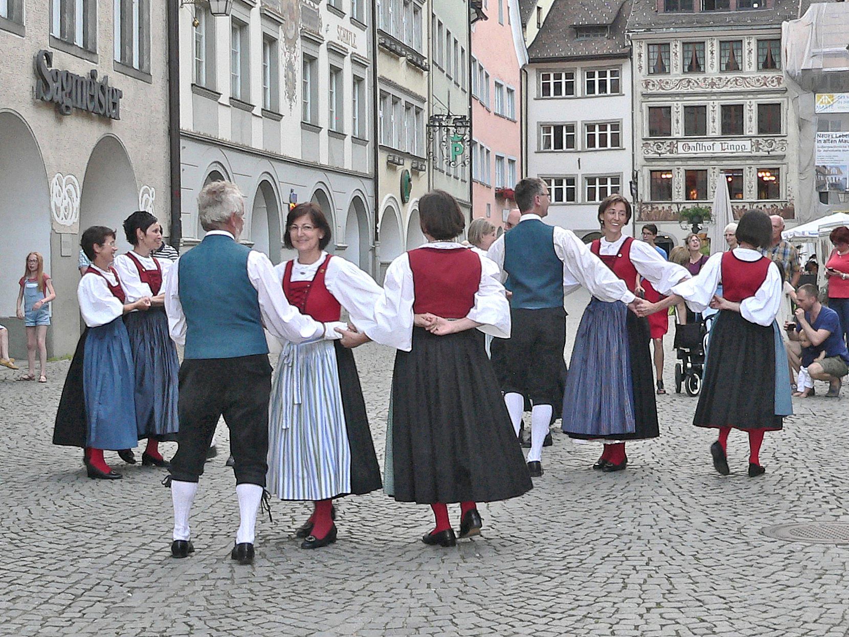 Marktgasse: Tanz in der erneuerten Tracht