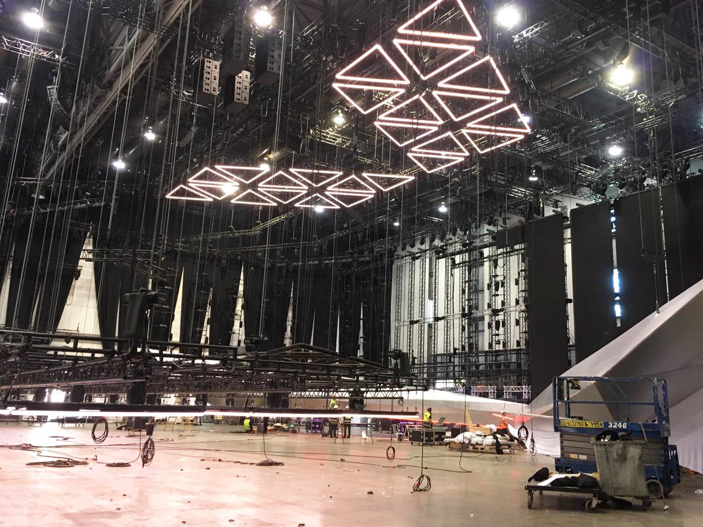 Die Aufbauarbeiten im Tel Aviv Convention Center laufen auf Hochtouren. Die Aufbauarbeiten im Tel Aviv Convention Center laufen auf Hochtouren.