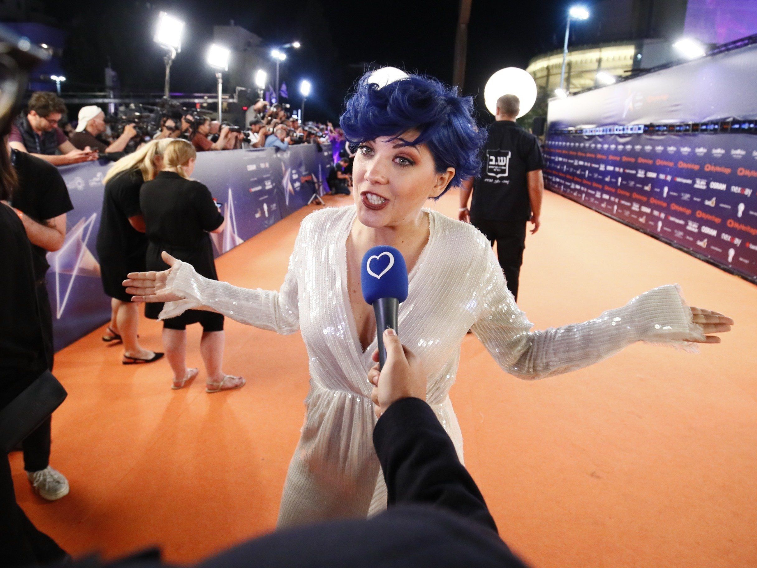 Österreichs Teilnehmerin Paenda am Orange Carpet in Tel Aviv. Österreichs Teilnehmerin Paenda am Orange Carpet in Tel Aviv.