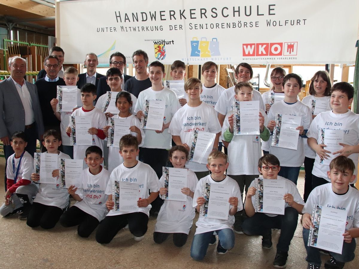 Gruppenfoto der Kursteilnehmer und Förderer.