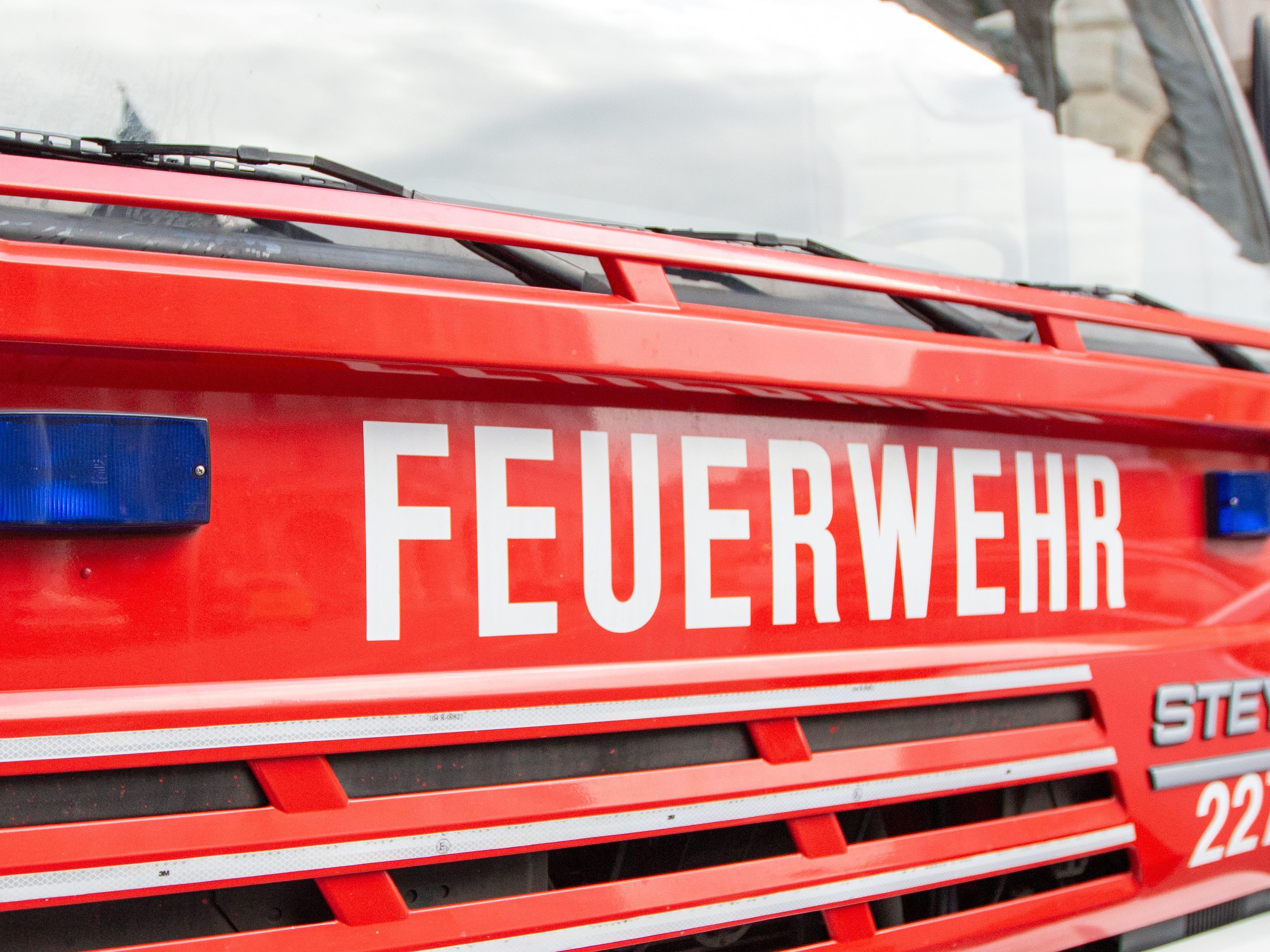 Die Feuerwehr musste das Tor aufbrechen.