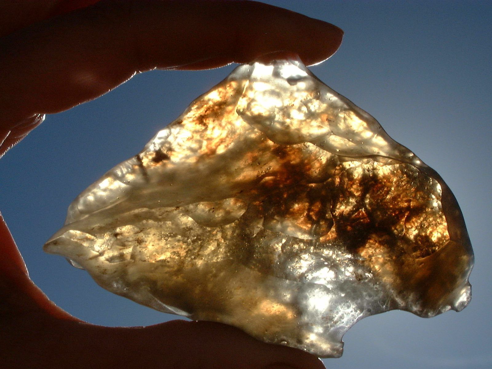 Das Lybische Wüstenglas soll durch einen Meteoriteneinschlag entstanden sein.