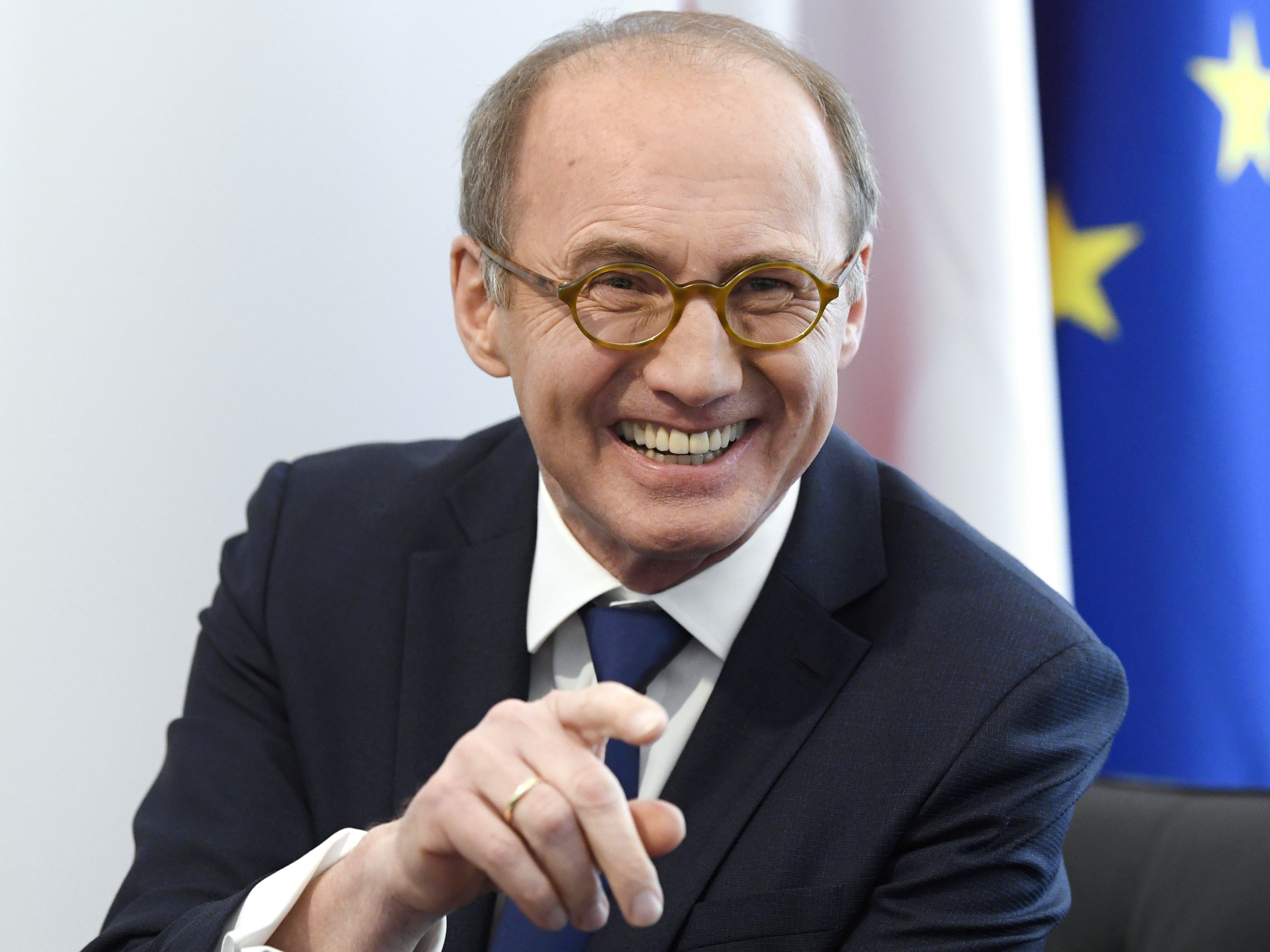 Die ÖVP mit Spitzenkandidat Othmar Karas liegt weiter vorne.