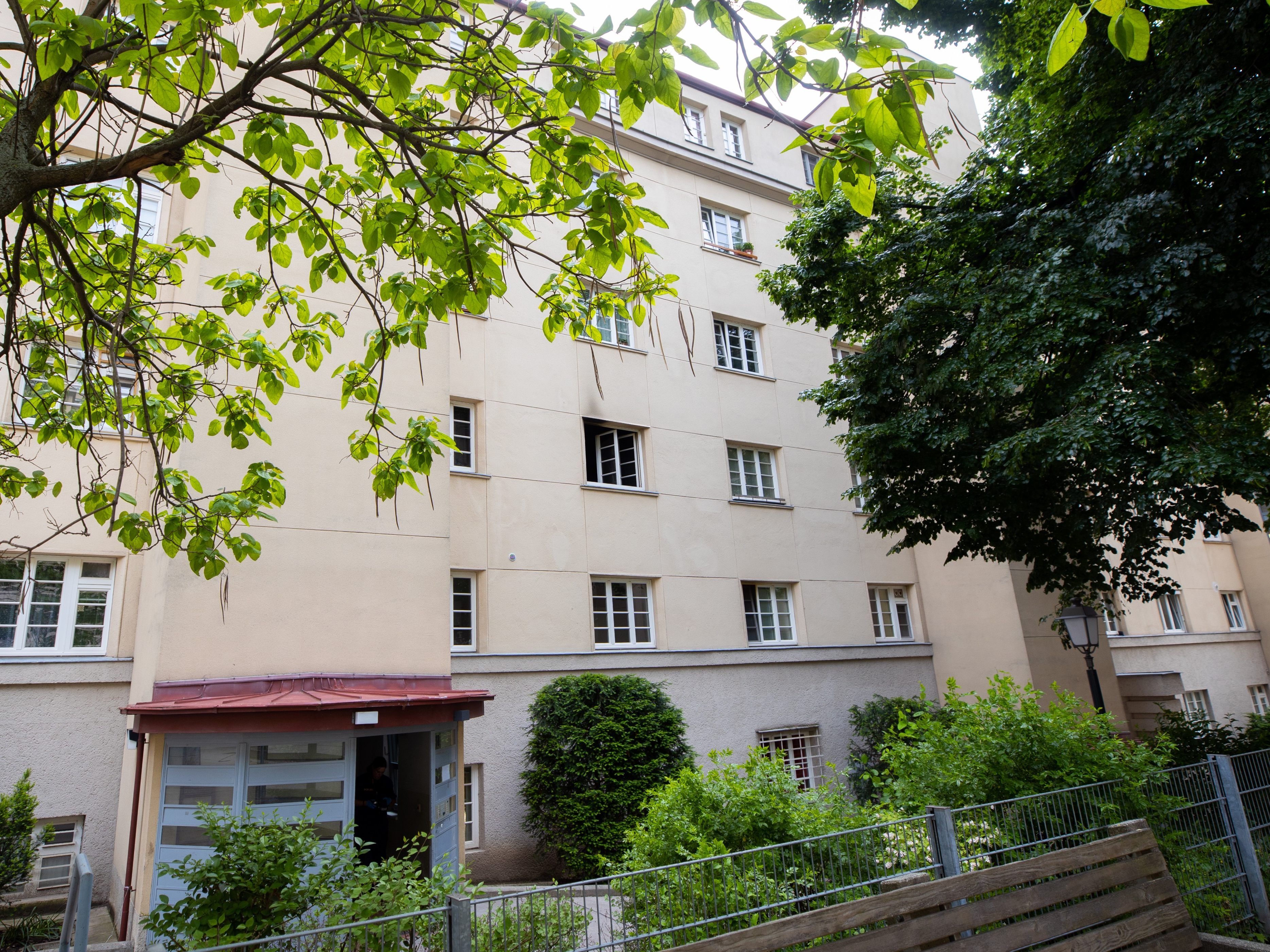 Die Feuerwehr musste die Wohnungstür gewaltsam öffnen. Die Feuerwehr musste die Wohnungstür gewaltsam öffnen.